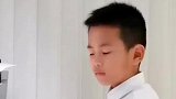 九岁男孩即兴弹奏，小表情自信又傲娇