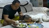 逗比父子的开心晚餐，看着这滑稽情景，真让人哭笑不得！