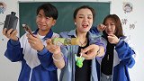 零食大作战：学生上课偷吃零食，老师看见却不吭声，只因有大招！