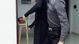 小伙学网友恶搞小姐姐，接下来小姐姐的举动亮了，心疼他但想笑！