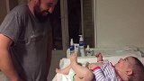 爸爸第一次给娃换尿不湿，面对“生化武器”一秒就怂了，真笑死了