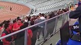 国足主帅伊万在观众席观战国青 球迷纷纷拍照