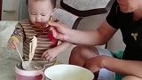 这次他爸抢他面条他又抢回去，萌娃一点亏也不吃啊！