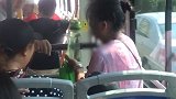 因公交车内未让座 浙江一老太直接坐小孩腿上