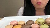 美女吃马卡龙饼干，吃的真香，发出的咀嚼声真好听