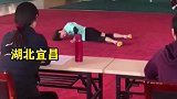 男生打出一套精彩的醉拳，赢得在场师生一致好评