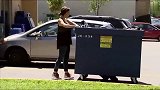 国外恶搞，小哥移开挡住车的垃圾桶，但垃圾桶却狠狠撞到别人的车