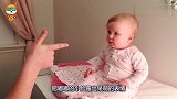 爸爸用“手枪”对着宝宝，下一秒宝宝的动作，把人都萌翻了