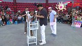 6岁萌娃浑身是胆，在摞起来的椅子上，竟然也能倒立！