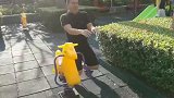大哥模仿公园里木马摇起来的搞笑操作！