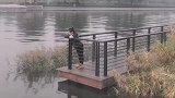 美女自驾游：独行床车自驾女人，累了坐在河边感叹夕阳