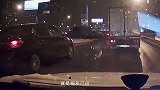 轿车为了超车太拼命了吧，不惜拿别人性命做赌注！