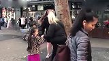 国外恶搞：男子扮演无头男街头恶作剧，路人都被吓一跳！