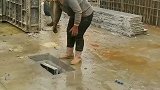 大姐下雨坚持在工地干活