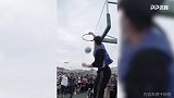 小哥野球场暴扣全场都炸了 但是男孩子在外边要保护好自己