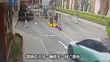 越野车压人行道绕出停车场，随后帮后车一起逃单