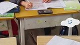 学生居然带手机上课，老师收缴发现不对劲
