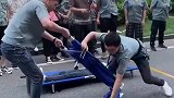 公司搞消防演习,小哥你们俩这是在搬运重伤员,下手要轻一点啊