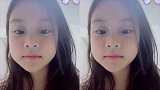 李小璐甜馨穿亲子装凹造型，母女同框动作表情神同步
