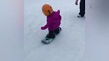 视频公司-萌翻天！刚会走路的小baby第一次学滑雪板