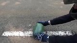 小伙骑川崎机车，在时速一百公里时，撞上地面上的西瓜