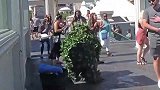 草人恶作剧，男子伪装成草人恶搞路人，真是太坏了