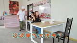 小两口饭店吃饭没钱结账，灵机一动假扮服务员，结局太逗了