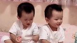双胞胎宝宝好搞笑,尤其是配上这个声音,简直要笑死人了！