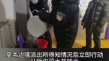 -30℃极寒冻坏居民供水系统，警察小哥化身冬日暖心“送水工”暖心 警察 送水