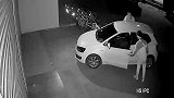 惊不惊喜！小偷半夜拉车门盗窃惊醒车主四目相对