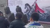 都在排队打秦桧，小哥因拍视频差点失手