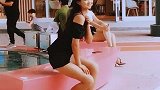 美女，其实脱了鞋子也许更有一番景色