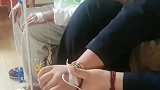 打完点滴没人帮忙，女子用脚将针管踹掉