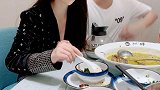 真不愧是我前男友啊，吃个饭都能这么默契