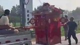 偶遇新式抬花轿，路程太远只抬一半