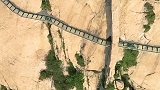 河南五朵山悬崖绝壁中一条透明玻璃栈道，看着都怕不敢走