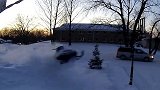 美国一家人刚开车离开 一辆摩托雪橇车突然失控冲进车库