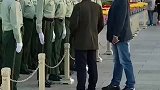 父亲来看当兵的儿子，近在咫尺却不能上前抱一下，看着都心疼！