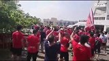 咋回事？四川德比赛前双方球迷大打出手 球场外激烈肢体冲突