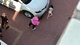 姥姥下楼买早餐，小女孩从五楼坠落