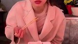 女子陪男子吃路边摊的盒饭