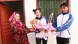 妹妹过生日，哥哥用攒的零花钱给妹妹买礼物，妹妹很喜欢