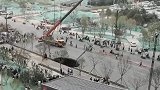 陕西西安：地铁站旁发生道路塌陷 一名被困女子获救