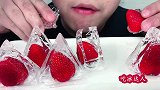 吃冰冻草莓金字塔空心冰，听脆脆的声音与喝水声！