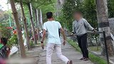 剪断路人的香烟撒丫子就跑，真会玩，不怕被打死吗？