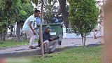 剪断路人的香烟撒丫子就跑，真会玩，不怕被打死吗？