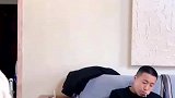 妻子把脏衣服扔给丈夫让他去洗，丈夫人前人后两个样子