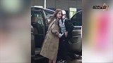美丽冻人？Baby风衣配短裤秀美腿，回眸一笑秀发飞扬