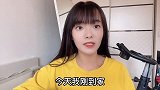 老妈拿着帅哥照片，一旁闺女看得春心荡漾，转眼想死的心都有
