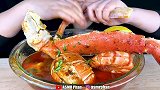帝王蟹腿和龙虾，美女吃得很过瘾